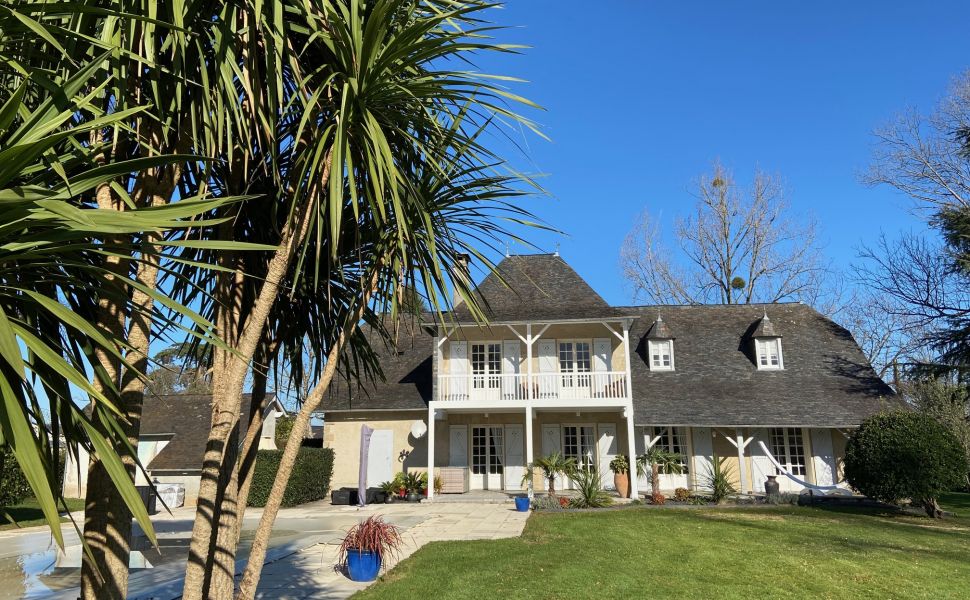 Superb Architect Designed Property with Stunning Views of the Mountains